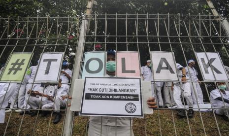 Sejumlah buruh melakukan aksi mogok kerja di kawasan MM 2100, Cikarang, Kabupaten Bekasi, Jawa Barat.