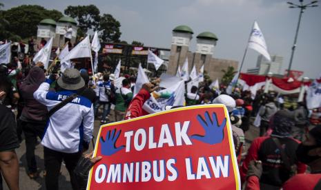 Sejumlah buruh melakukan aksi unjuk rasa di depan gedung DPR, Senayan, Jakarta, Rabu (29/7/2020). Mereka menuntut DPR untuk menghentikan pembahasan Omnibus Law RUU Cipta Kerja.