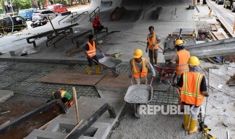 Sejumlah buruh mengerjakan pembangunan arena olah raga skate board (