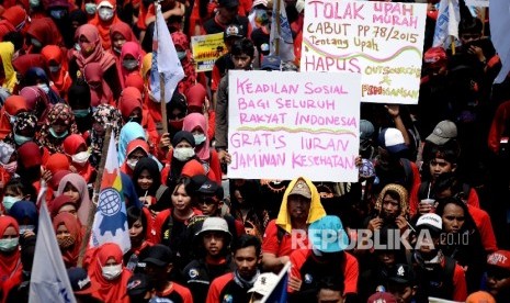 A number of labor organizations and unions conducted a long march at Jakarta's main street demanding better policies for Indonesian labors, Monday (May 1).