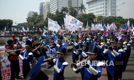 Sejumlah buruh menggelar aksi Hari Buruh Internasional di Jalan MH Thamrin, Jakarta, Pusat, Senin (1/5). 