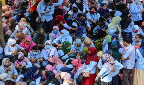 Sejumlah buruh mengikuti aksi mogok kerja  (ilustrasi)