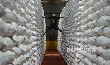 Sejumlah buruh panggul memikul beras hasil serapan dari petani di Gudang Bulog Lingga Jaya, Kota Tasikmalaya, Jawa Barat, Selasa (15/5).