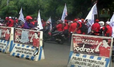 Sejumlah buruh peserta aksi unjuk rasa Peringatan Hari Buruh sudah tampak berbaris dengan kendaraan roda dua di depan TMP Kalibata, Jakarta Selatan, Selasa (1/5).