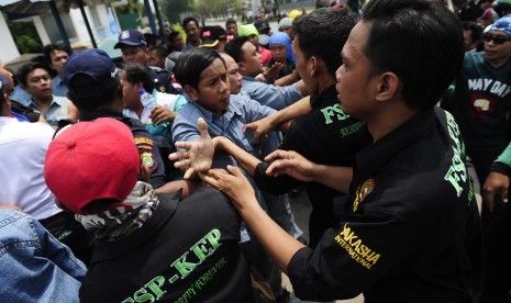 Sejumlah buruh terlibat kericuhan ketika melakukan 'sweeping' pabrik saat menggelar aksi mogok di Kawasan Industri Pulogadung, Jakarta, Selasa (24/11). 