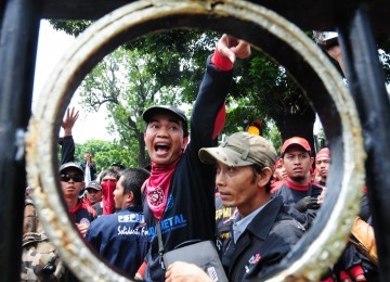 Sejumlah buruh yang berunjuk rasa di gedung Balaikota DKI Jakarta, Jalan Merdeka Selatan, Jakarta Pusat, Selasa (14/2). (Republika/Aditya Pradana Putra)