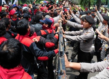 Sejumlah buruh yang berunjuk rasa di gedung Balaikota DKI Jakarta, Jalan Merdeka Selatan, Jakarta Pusat, Selasa (14/2). (Republika/Aditya Pradana Putra)