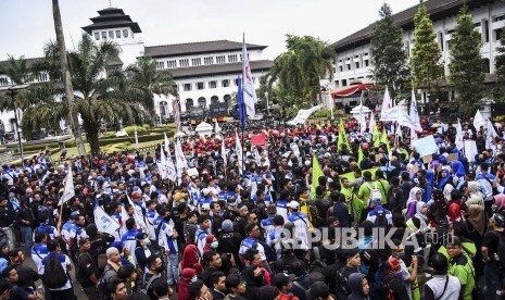 Buruh di Jabar mendesak UMP dinaikan (foto: ilustrasi demo buruh).