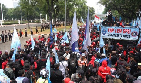 Sejumlah buruh yang tergabung dalam Federasi Serikat Pekerja Logam, Elektronik, dan Mesin berunjuk rasa di depan Istana Merdeka, Jakarta, Kamis (29/10). 