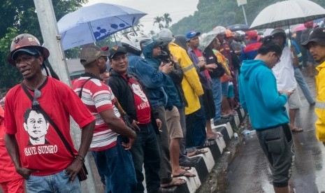 A group of workers of PT Freeport Indonesia stage a demonstration in front of the District Court, Papua, on Thursday (April 20). 