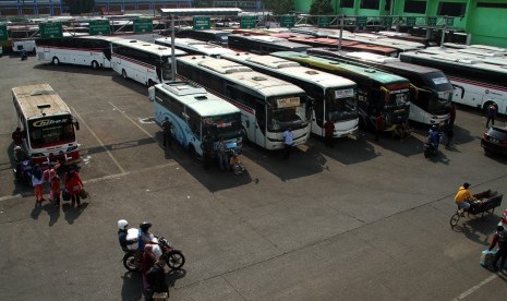 Sejumlah bus angkutan antarkota antarprovinsi (AKAP) menunggu penumpang, di Terminal Induk Kota Bekasi, Bekasi, Jawa Barat, Senin (20/5/2019). 