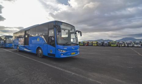 Sejumlah bus angkutan khusus untuk penonton MotoGP Mandalika parkir saat acara gelar Kesiapan Moda Transportasi MotoGP 2022 di Eks Bandara Selaparang , Mataram, NTB, Kamis (17/3/2022). Dinas Perhubungan (Dishub) Provinsi NTB menyiapkan sebanyak 278 bus khusus gratis bagi penonton MotoGP Mandalika yang telah memiliki tiket dengan lima rute layanan menuju Sirkuit Mandalika yakni Bizam - Mandalika, Gili Mas Lembar - Mandalika, Bangsal - Mandalika, Eks Bandara Selaparang - Mandalika dan Kayangan - Mandalika.