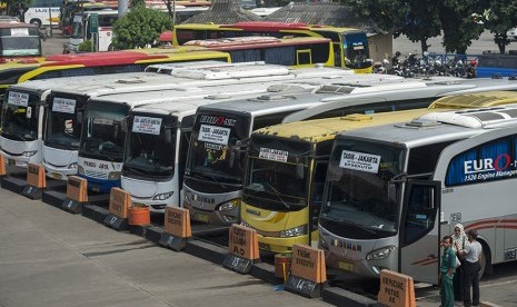 Sejumlah bus Antar Kota Antar Provinsi (AKAP) menunggu penumpang di Terminal Kampung Rambutan, Jakarta. 