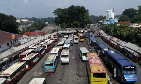 Sejumlah bus antar kota antar provinsi menunggu penumpang di Terminal Baranangsiang, Kota Bogor, Jawa Barat, Senin (7/1/2019).