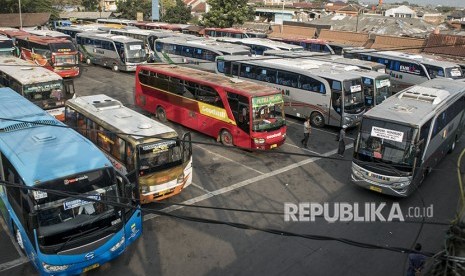 Sejumlah Bus berada di terminal Cicaheum Bandung, Jawa Barat, Jumat (1/6).