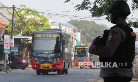 Sejumlah bus brimob yang membawa narapidana berjalan pasca kericuhan yang terjadi di Rutan cabang Salemba di Mako Brimob, Kelapa Dua, Depok, Jawa Barat.