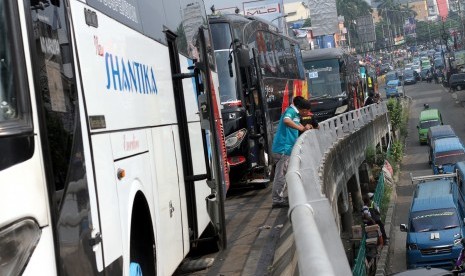 Sejumlah bus diparkir di terminal bayangan di Jalan Layang di Cibinong, Kabupaten Bogor, Jawa Barat, Rabu (29/6). 