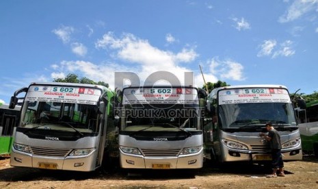  Sejumlah bus Kopaja AC S602 jurusan Ragunan-Monas yang masih terparkir di pool Kopaja di Ciganjur, Jakarta Selatan, Selasa (4/6).     (Republika/Prayogi)