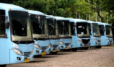 Sejumlah Bus Pengumpan Transjakarta baru parkir di Parkir Timur Senayan, Jakarta, Selasa (22/12).   (Republika/Wihdan)