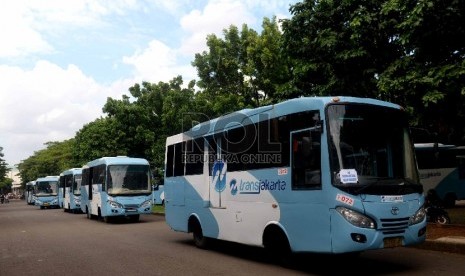 Sejumlah Bus Pengumpan Transjakarta baru parkir di Parkir Timur Senayan, Jakarta, Selasa (22/12).   (Republika/Wihdan)