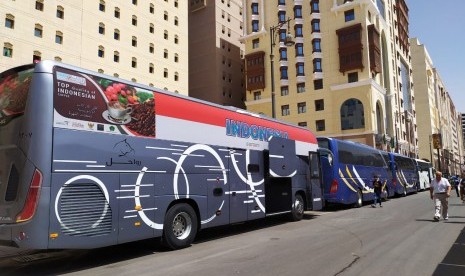 Travel Umroh Harus Memastikan Ketersediaan Kamar Hotel Madinah. Foto: Sejumlah bus terparkir di sekitar hotel tempat jamaah haji Indonesia menginap di Madinah, Ahad (14/7). Mulai hari ini jamaah haji Indonesia bergerak ke Makkah untuk melaksanakan ibadah haji. 