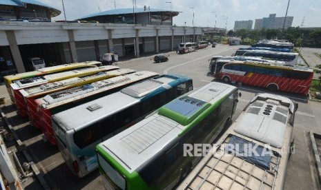 Sejumlah bus terparkir di Terminal Terpadu Pulo Gebang yang terletak di Jakarta Timur, Kamis (8/6). Jelang arus mudik Hari Raya Idul Fitri 2017, Dinas Perhubungan DKI Jakarta menemukan 220 bus angkutan lebaran yang dinyatakan tidak layak jalan saat melakukan pemeriksaan kelaikan kendaraan (ramp check) untuk bus angkutan lebaran.