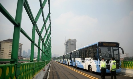 Sejumlah bus Transjakarta terparkir sebelum melakukan ujicoba di jalan layang non-tol (JLNT) bus Transjakarta koridor XIII Ciledug-Tendean di Halte CSW, Jakarta, Senin(15/5).