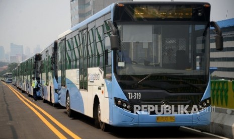 Sejumlah bus Transjakarta terparkir sebelum melakukan ujicoba di jalan layang non-tol (JLNT) bus Transjakarta koridor XIII Ciledug-Tendean di Halte CSW, Jakarta, Senin(15/5).