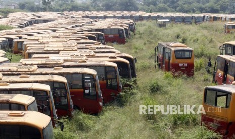 Sejumlah bus Transjakarta yang sudah tidak digunakan lagi diparkir di lahan kosong di Dramaga, Kabupaten Bogor, Jawa Barat, Kamis (25/7/2019).