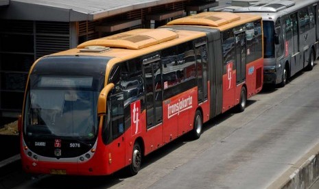 Sejumlah busway antre untuk mengangkut penumpang di Halte Central Harmoni, Jakarta Pusat, Selasa (6/5).