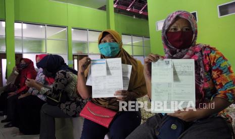 BKKBN: 12 Persen Kehamilan di Indonesia tidak Terencana. Sejumlah calon akseptor memperlihatkan kartu peserta KB layanan Metode Kontrasepsi Jangka Panjang (MKJP) di Puskesmas Purnama Kota Dumai, Riau, Kamis (5/11/2020). Badan Kependudukan dan Keluarga Berencana Nasional (BKKBN) Perwakilan Provinsi Riau menggelar bakti sosial pelayanan KB MKJP seperti pemasangan implan dan IUD (Intrauterine devise) untuk menjaga jarak kehamilan ibu pada masa pandemi.