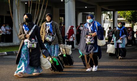 Sejumlah calon haji kelompok terbang (kloter) pertama embarkasi Batam berjalan menuju bus sebelum diberangkatkan ke Bandara Internasional Hang Nadim di Asrama Haji Batam, Kepulauan Riau, Rabu (15/6/2022). Sebanyak 446 jemaah calon haji asal Provinsi Kepri akan diberangkatkan menuju Tanah Suci pada Rabu (15/6) pukul 14.00 WIB melalui Bandara Internasional Hang Nadim. 