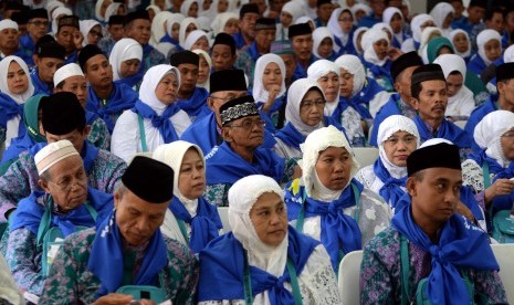 Sejumlah calon haji kelompok terbang (kloter) satu embarkasi Hasanuddin mendengarkan bimbingan panitia di Asrama Haji Sudiang, Makassar, Sulawesi Selatan, Kamis (20/8).