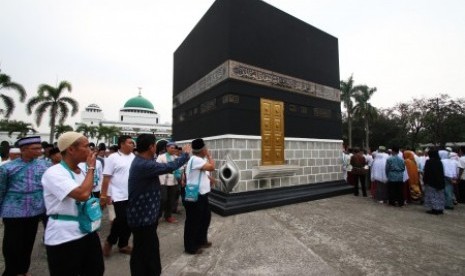 Sejumlah calon haji melakukan Ibadah Tawaf saat berlatih manasik di Asrama Haji, Pondok Gede, Jakarta, Kamis (20/8). 