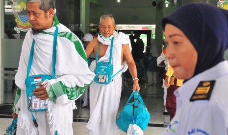 Sejumlah calon haji mengenakan pakaian ihram saat pemberangkatan ke tanah suci Mekkah di Embarkasi Adi Soemarmo, Donohudan, Boyolali, Jawa Tengah, Selasa (15/9). 