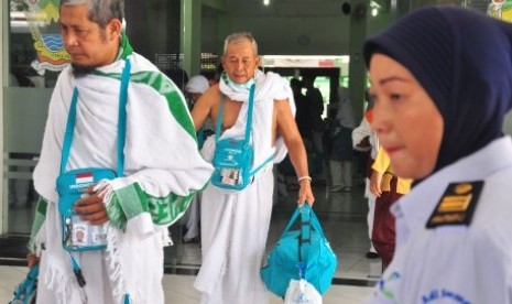 Sejumlah calon haji mengenakan pakaian ihram saat pemberangkatan ke Tanah Suci