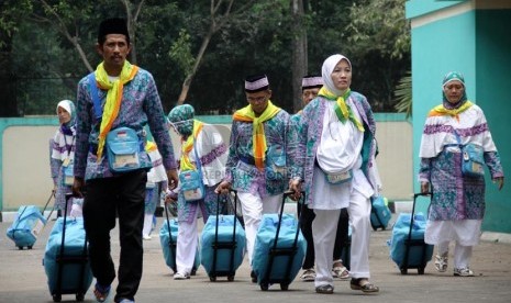  Sejumlah calon jamaah haji bersiap untuk berangkat ke tanah suci di Asrama Haji Pondok Gede, Jakarta, Rabu (2/10).    (Republika/Yasin Habibi)