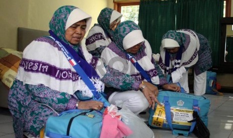  Sejumlah calon jamaah haji bersiap untuk berangkat ke tanah suci di Asrama Haji Pondok Gede, Jakarta, Rabu (2/10).    (Republika/Yasin Habibi)