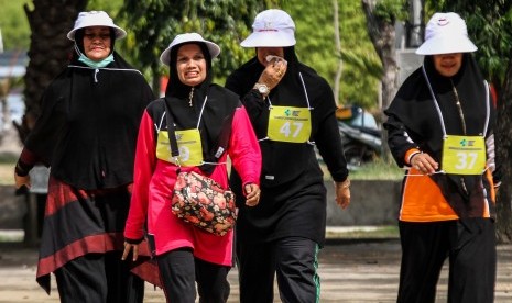 Sejumlah Calon Jamaah Haji (CJH) mengikuti tes kebugaran jasmani mengelilingi lapangan Hiraq Lhokseumawe, Aceh, Kamis (25/4/2019). IPHI Dorong Kemenag Mulai Periksa Kesehatan Calon Jamaah Haji 