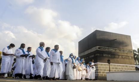 Sejumlah calon jamaah haji dan umrah melakukan tawaf saat manasik haji di Asrama Haji Pondok Gede, Jakarta.