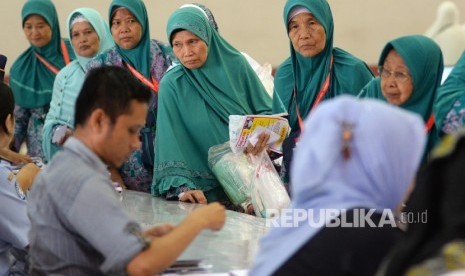 Sejumlah calon jamaah haji kloter 1 tiba di Asrama Haji Pondok Gede, Jakarta Timur, Senin (8/8). 