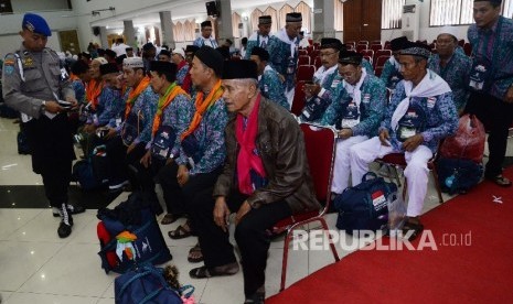 Sejumlah calon jamaah haji kloter 1 tiba di Asrama Haji Pondok Gede, Jakarta Timur, Senin (8/8). 