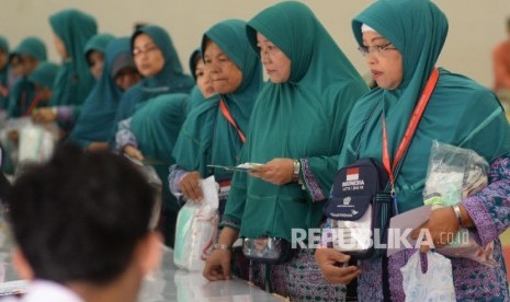 Sejumlah calon jamaah haji kloter 1 tiba di Asrama Haji Pondok Gede, Jakarta Timur, Senin (8/8). 