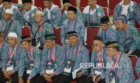 Sejumlah calon jamaah haji kloter 1 tiba di Asrama Haji Pondok Gede, Jakarta Timur, Senin (8/8).