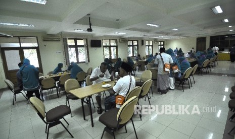 [ilustrasi] Sejumlah calon jamaah haji kloter 5 Banten menyantap makan siang di Gedung Asrama Haji Pondok Gede, Jakarta, Ahad (30/7).