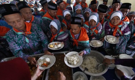 Sejumlah calon jamaah haji mengantre mengambil makan siang saat tiba dari Kabupaten Mandailing Natal di Asrama Haji Embarkasi Medan, Sumatera Utara(Ilustrasi)