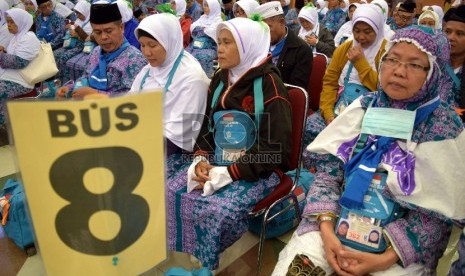 Sejumlah calon Jamaah haji Kloter pertama asal Jakarta dan Bekasi bersiap untuk berangkat usai acara pelepasan secara simbolik oleh Menteri Agama Lukman Hakim Saifudin di Asrama Haji Pondok Gede, Jakarta, Jumat (21/8).  (Republika/Rakhmawaty La'lang)