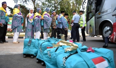  Sejumlah calon Jamaah haji Kloter pertama asal Jakarta dan Bekasi bersiap untuk berangkat ke tanah suci di Asrama Haji Pondok Gede, Jakarta, Jumat (21/8). (Republika/Rakhmawaty La'lang)