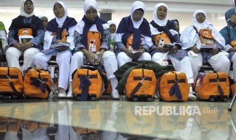 Sejumlah calon jamaah haji kloter satu tiba di Asrama Haji Pondok Gede, Jakarta, Kamis (27/7).