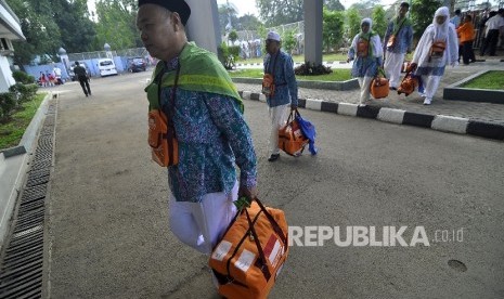 Sejumlah calon jamaah haji kloter satu tiba di Asrama Haji Pondok Gede, Jakarta, Kamis (27/7).